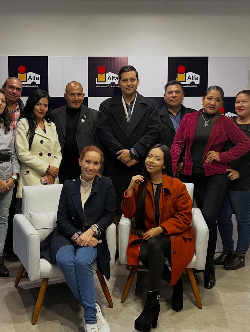 Adam Romero junto a profesionales de Alfa Business